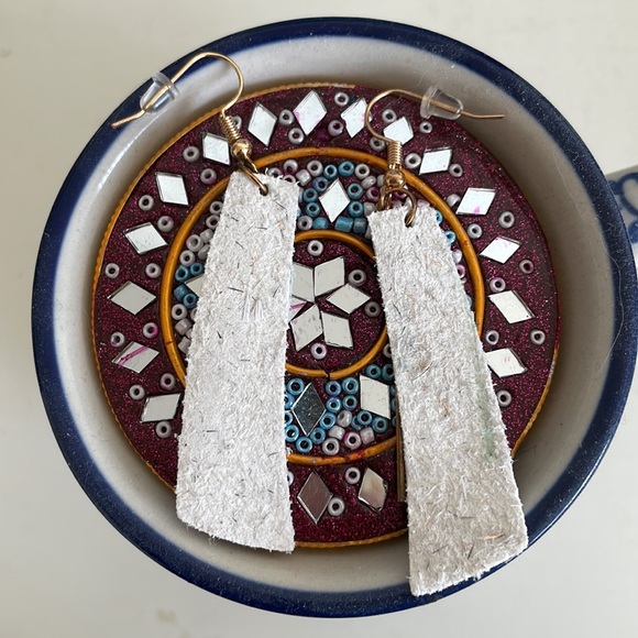 🎉HP🎉NEW Unbranded Pink & Gold Bar Faux Cowhide Leather Earrings - Picture 3 of 4